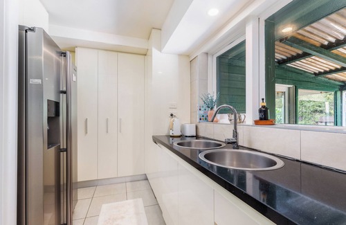 Yarralumla House | Architectural Comfy 2B&2B suite with garden view close to lake & Shopping Centre