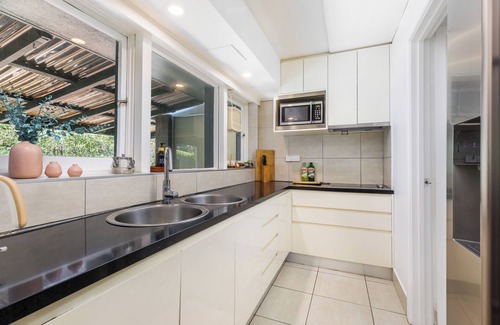 Yarralumla House | Architectural Comfy 2B&2B suite with garden view close to lake & Shopping Centre