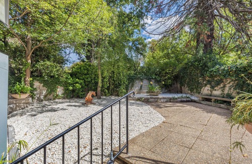 Yarralumla House | Architectural Comfy 2B&2B suite with garden view close to lake & Shopping Centre