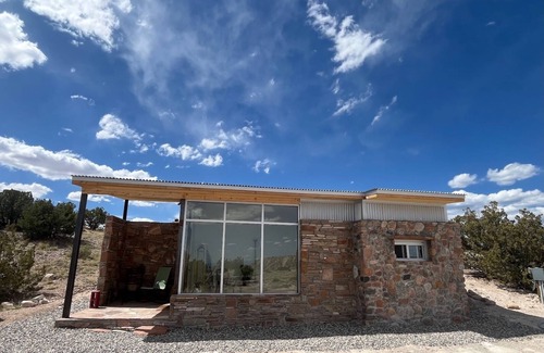 Abiquiu House | Architectural Jewel with WiFi and AC on Plaza Blanca in Abiquiu