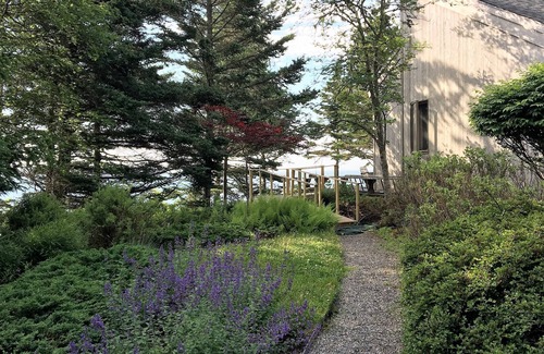 Seawall House | Architectural waterfront home. Wake up by the sea!