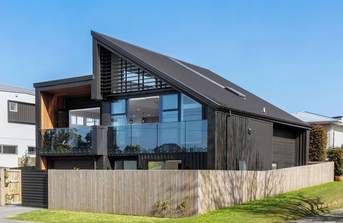 Te Atatu Peninsula House | Architecturally designed stunning trophy home with sea views, on a quiet street.