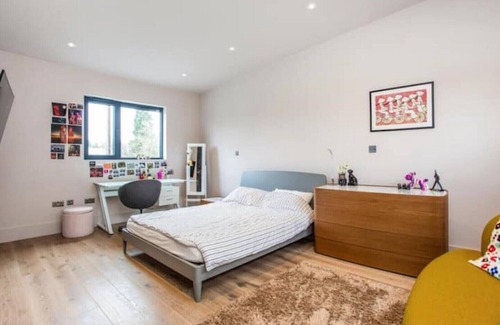 Walton-on-Thames House | Architecturally designed home. Heart of Surrey.