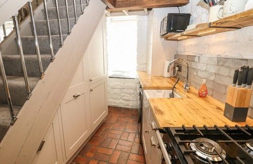 Crich Cottage | ARCHWAY COTTAGE, pet friendly, with open fire in Crich