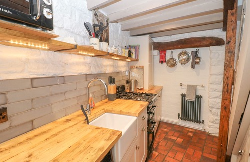 Crich Cottage | ARCHWAY COTTAGE, pet friendly, with open fire in Crich