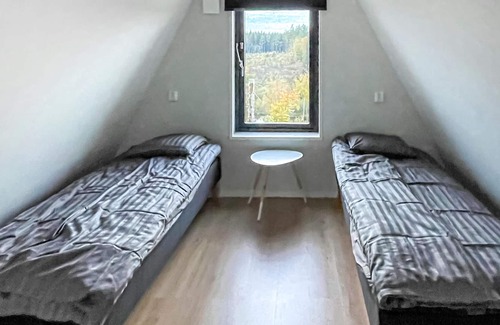 Tvetaryd House | Are you dreaming of a vacation close to nature? Then this special vacation home on the lake is the r
