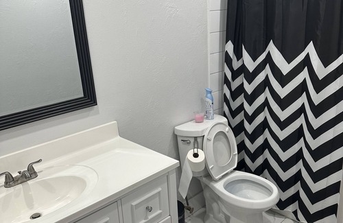 Ives Estates Apartment | Are you looking for a cozy room to rent in a prime location? Look no further!