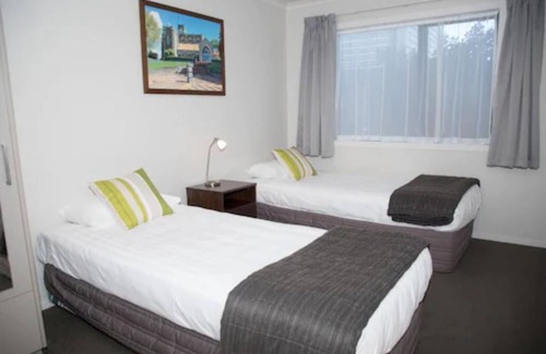 Hamilton Hotel | Arena Court Motel