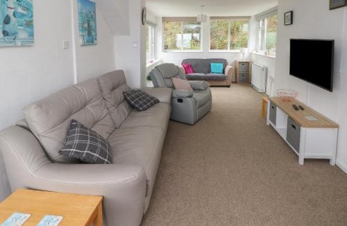 Dinas Cross House | Arfron