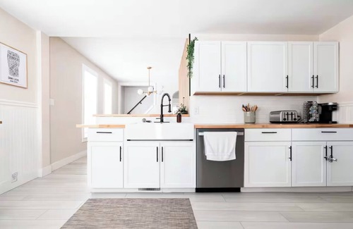 Grand Rapids House | Arianna's Modern Makeover [5 Beds 2 Baths]