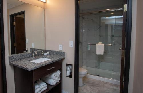 Lorain Hotel | Ariel Broadway Hotel