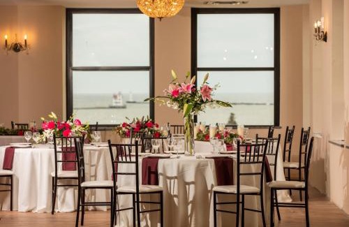 Lorain Hotel | Ariel Broadway Hotel