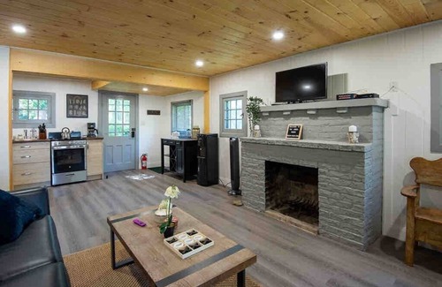 Isaacs Glen Cottage | Aries 2-Bedroom Fenelon Falls cottage