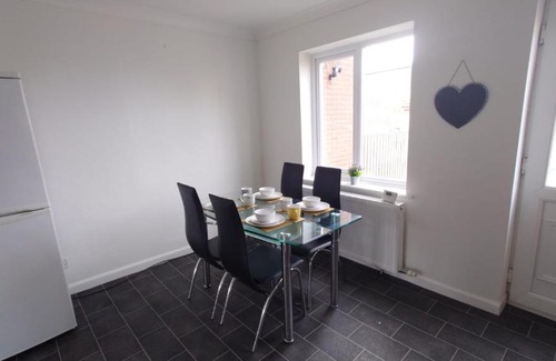 Brough House | Arista House Entire 3 bedroom self catering property sleeps 5 people, Pet friendly
