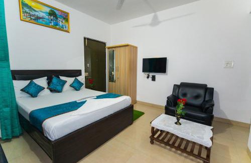 Andheri West Bed & Breakfast | Aristo Room, Apartment - Homestay near Kokilaben Dhirubai Ambani Hospital for family only,