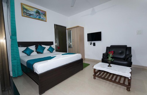Andheri West Apartment | Aristo Serviced Apartment near Kokilaben Dhirubai Ambani Hospital for Family Only