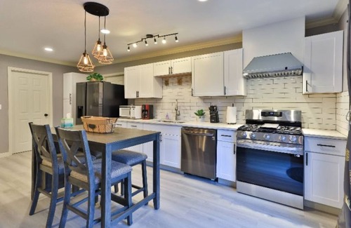 Central Arlington House | Arlington 3br/2ba Hot Tub Hideaway, Hot Tub, Firepit, Deck, Outdoor Dining