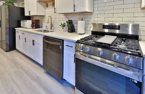 Central Arlington House | Arlington 3br/2ba Hot Tub Hideaway, Hot Tub, Firepit, Deck, Outdoor Dining