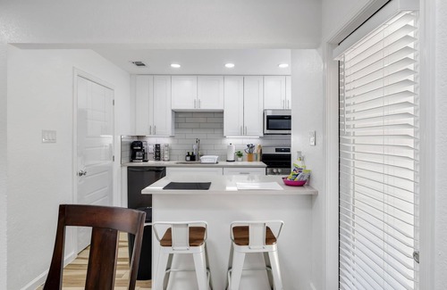 West Arlington House | Arlington Entertainment District Home Green Door