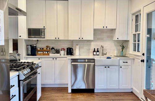 Arlington House | Arlington Home, Minutes to DC!, Secure Parking, King Bed, Firepit, Pet Friendly