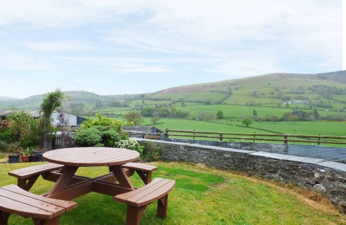 Pennant Melangell Cottage | ARLLEN FAWR, pet friendly, with open fire in Llanrhaeadr-Ym-Mochnant