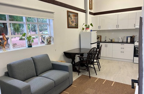 Mount Nasura Apartment | Armadale House - The Barn: Charming studio in Mount Nasura