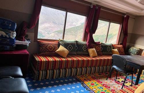 Aroumd House | armed family lodge