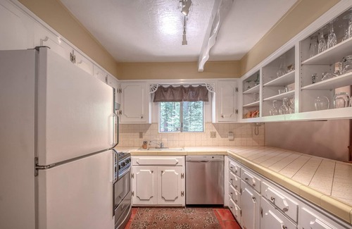 Glencoe Cabin | ARNOLD SCHWARTZENCABIN - PET FRIENDLY W/FENCED BACK YARD AND HOT TUB