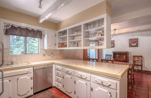 Glencoe Cabin | ARNOLD SCHWARTZENCABIN - PET FRIENDLY W/FENCED BACK YARD AND HOT TUB