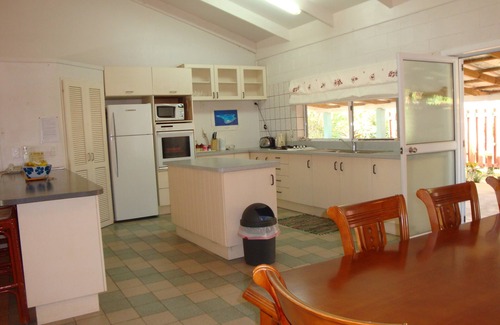 Arorangi House | Aroa Beachfront House - Wifi Hotspot