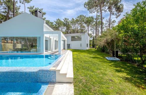 Charneca de Caparica e Sobreda Villa | Aroeira Modern Grand Villa With Pool by Homing