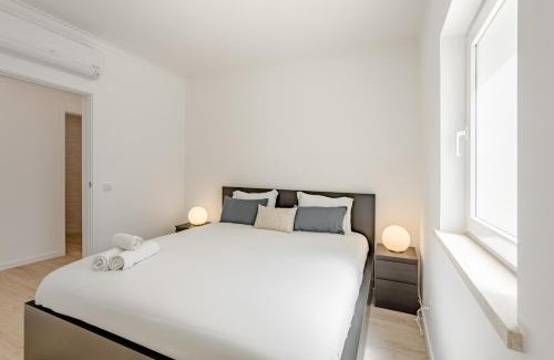 Charneca de Caparica e Sobreda Villa | Aroeira Modern Grand Villa With Pool by Homing