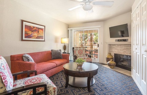 Paradise Resort | Arrive at Red Rock Canyon in just 20 minutes!