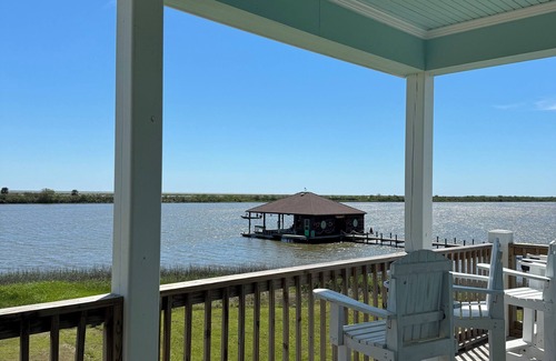 Hackberry House | Arrive Early & Stay Late-Waterfront Luxury in Angler Bay