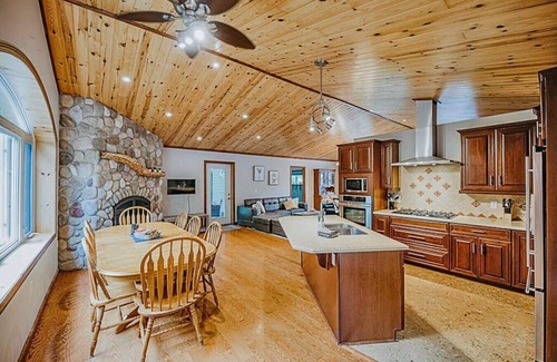 Perry Cottage | Arrowhead * Hiking * Hot Tub * Secluded * Sauna