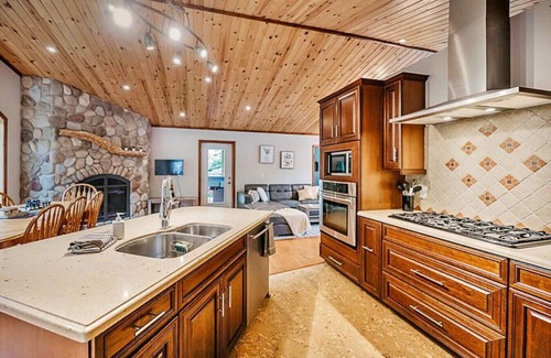 Perry Cottage | Arrowhead * Hiking * Hot Tub * Secluded * Sauna