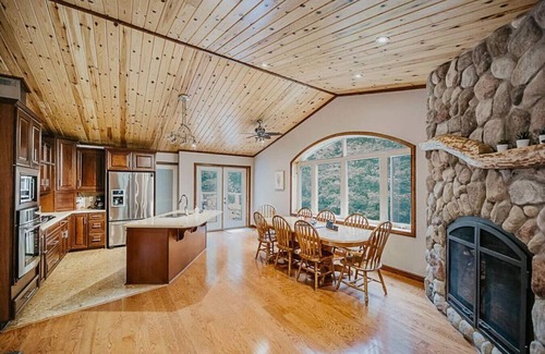 Perry Cottage | Arrowhead * Hiking * Hot Tub * Secluded * Sauna