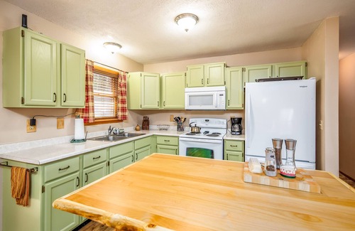 Cimarron Cabin | Arrowhead Sanctuary! Beautiful Cabin! Deck with Fire Pit & Incredible Views!