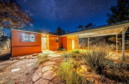 Kanab House | Arrowleaf Family House with Hot Tub