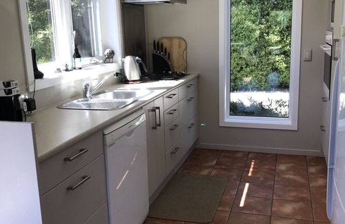 Lake Hayes House | Arrowtown Cottage® - Mountain views, quality chattels