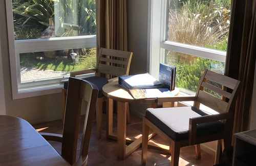 Lake Hayes House | Arrowtown Cottage® - Mountain views, quality chattels