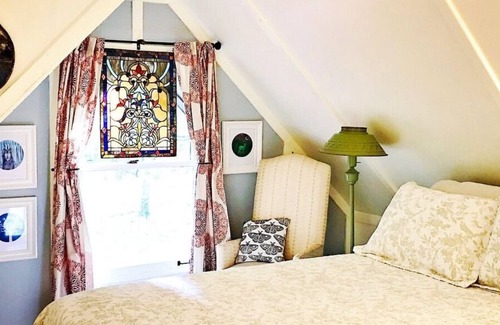 Bynum Cabin | Art and music inspired cabin near Jordan Lake