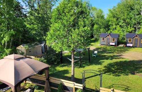 Port McNicoll Cabin | Art & Artistry Glamping Room