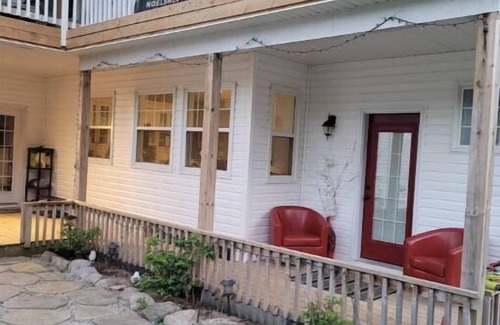 Port McNicoll Cabin | Art & Artistry Glamping Room