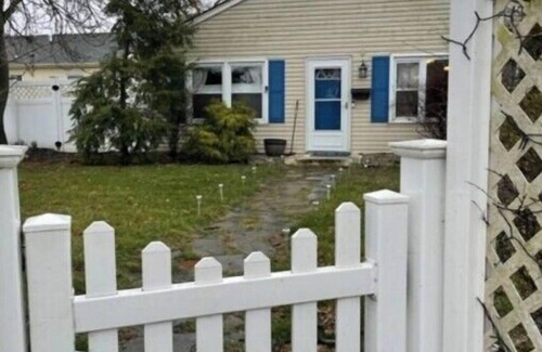 Keyport Cottage | Art Cottage By The Bay in Keyport
