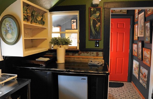 Centralia House | Art Cottage on Yew, 6 minutes from everything Centralia