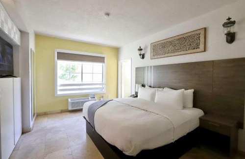 South Pointe Apartment | Art Deco 1 Bedroom Apartment Steps to Beach in South of Fifth Neighborhood