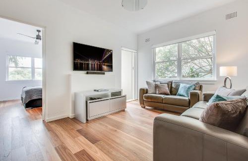 Neutral Bay Apartment | Art Deco 2-Bed Close to City and Harbour