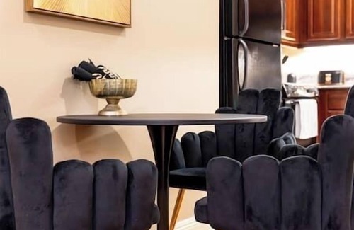 Downtown Apartment | Art Deco Downtown Loft w/Parking