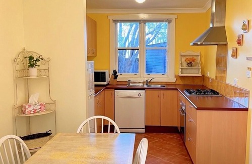 Gardenvale House | Art Deco Inspired 2 bedroom House - Single Level, Free Wifi and driveway Parking
